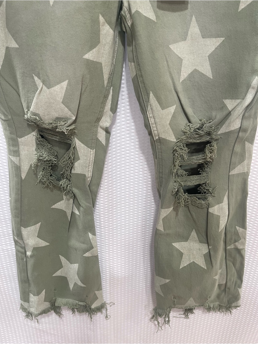 NWT Risen Jeans 5/27 Olive Star Print Distressed Crop Straight RDP5609
New with - Picture 5 of 6